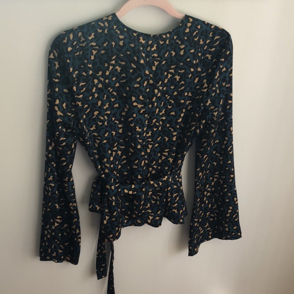 BCBGeneration leopard print bell sleeve wrap blouse size small - Picture 10 of 11